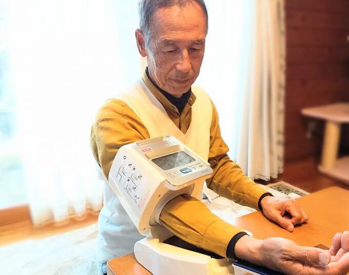 血圧を測る男性