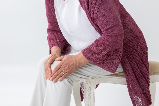 高齢女性の膝の痛み
