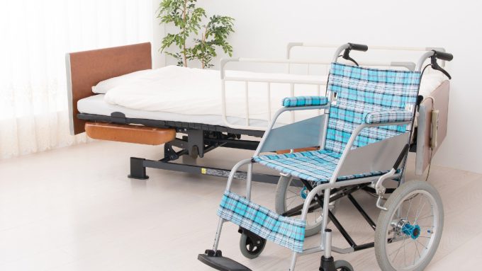 介護ベッドと車椅子