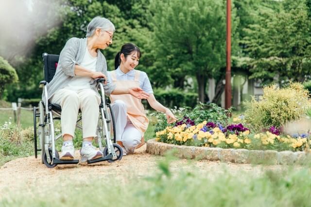 車椅子の女性と介護士