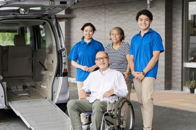 車椅子の男性と介護職員