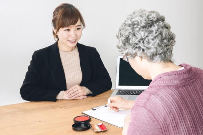 介護保険の申請手続きをする高齢女性